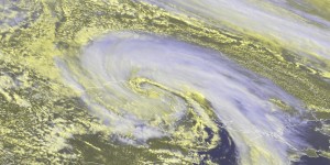 Ciclonul de vineri văzut din satelit. Se observă forma simetrică și compactă, o caracteristică specifică cicloanelor puternice. Sursa: Eumetsat
