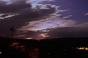 Furtuna de miercuri noaptea din zona orașului Alba-Iulia, văzută din Cluj-Napoca, de la mare distanță. Se observă foarte bine toată structura furtunii iluminată de fulgerele frecvente. Fotograf: Andrei Bârlea