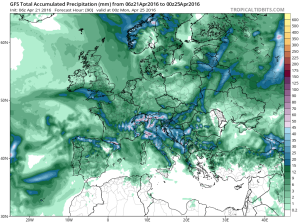 Cantitatile de precipitatii estimate a se acumula pana in dimineata zilei de luni. Valori mai importante, de pana la 30-35 de mm sunt asteptate a se inregistra in vestul tarii si in regiunile montane (cantitati acumulate intr-un interval de 36 de ore), in timp ce in Moldova ploile se vor semnala doar izolat. Sursa: tropicaltidbits.com, model GFS.