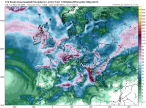Cantitatile de apa estimate a se acumula pana in noaptea de duminica spre luni. Cel mai mult va ploua in sud-estul Romaniei si la munte, unde pe parcursul intregului interval se pot strange pana la 50-70 de mm, iar la munte la altitudini mari mari de 1500 de metri se va depune un nou strat de zapada de pana la 30-40 de centimetri. Sursa: tropicaltidbits.com, model GFS.