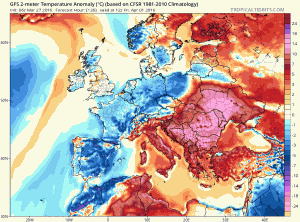 Abaterile termice raportate la media climatologica a perioadei de referinta 1981-2010 estimate pentru dupa-amiaza zilei de vineri. Romania se va afla in centrul acestor abateri foarte ridicate (pana la 15 grade abatere pozitiva), temperaturile maxime urmand sa urce pana la 27 de grade Celsius! Sursa: tropicaltidbits.com, model GFS.